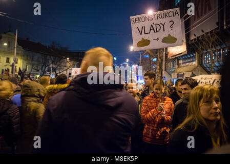 BRATISLAVA, SLOWAKEI - Mar 16, 2018: Demonstranten Schilder halten während einer Demonstration gegen die Regierung fordert eine Änderung in der Regierung in Bratislava, Slowakei Credit: Lubos Paukeje/Alamy leben Nachrichten Stockfoto