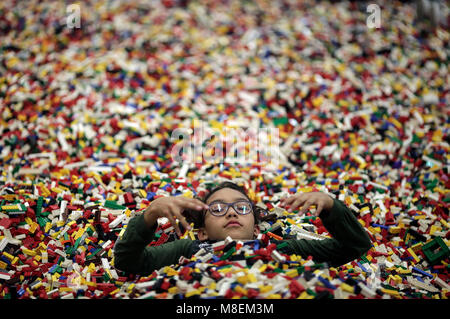 Bogota, Kolumbien. 16 Mär, 2018. Ein Mädchen spielt mit LEGO Steine aus Kunststoff während der LEGO Fun Fest 2018 in Bogota, Kolumbien, am 16. März 2018. Credit: Jhon Paz/Xinhua/Alamy leben Nachrichten Stockfoto