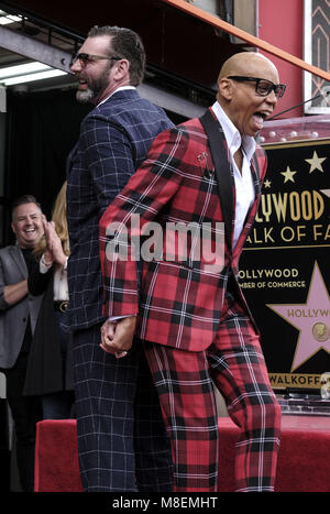 Los Angeles, Kalifornien, USA. 16 Mär, 2018. RuPaul und Ehemann, Georges LeBar pose mit seinen Stern auf dem Hollywood Walk of Fame nach einer Zeremonie am Freitag, März 16, 2018, in Los Angeles. Credit: Ringo Chiu/ZUMA Draht/Alamy leben Nachrichten Stockfoto