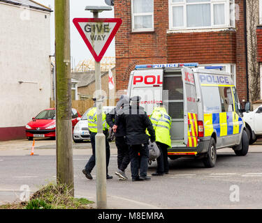 East Sussex, VEREINIGTES KÖNIGREICH. 17. März 2018. Polizei bleibt an der Szene der letzten Nächte Doppelzimmer Schießen während der zwei Frauen benannt als Heather Whitbread und Michelle Poskitt, gestorben. Zwei andere Frauen, wer geglaubt wurde, schwanger zu sein, weg von den Offizieren geführt wurden. Ein Mann bleibt in Haft. Ein anderer Mann wurde heute morgen für das Bedrohen Offiziere an der Szene cordon verhaftet. Es ist zu dieser Zeit nicht bekannt, ob er mit dem Original-incident verbunden ist. Ein anderer Mann als Craig Savage, 35, ohne festen Wohnsitz benannt, hat jetzt mit dem Morden aufgeladen worden. Credit: Alan Fraser Stockfoto