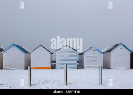 Essex, UK, 17. März 2018. Starker Schneefall am frühen Samstagmorgen begann zu Decke im Süden von Essex in der Nähe von Southend-on-Sea. Die schweren Schnee bedeckt den Strand und Hütten im Thorpe Bay und wenige Leute riskieren. Credit: Timothy Smith/Alamy leben Nachrichten Stockfoto