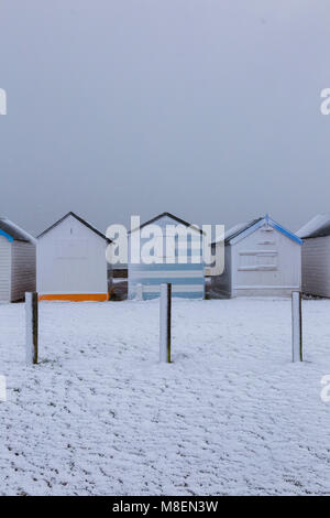 Essex, UK, 17. März 2018. Starker Schneefall am frühen Samstagmorgen begann zu Decke im Süden von Essex in der Nähe von Southend-on-Sea. Die schweren Schnee bedeckt den Strand und Hütten im Thorpe Bay und wenige Leute riskieren. Credit: Timothy Smith/Alamy leben Nachrichten Stockfoto