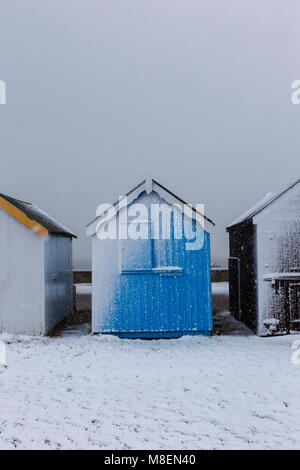 Essex, UK, 17. März 2018. Starker Schneefall am frühen Samstagmorgen begann zu Decke im Süden von Essex in der Nähe von Southend-on-Sea. Die schweren Schnee bedeckt den Strand und Hütten im Thorpe Bay und wenige Leute riskieren. Credit: Timothy Smith/Alamy leben Nachrichten Stockfoto