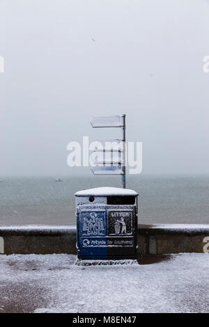 Essex, UK, 17. März 2018. Starker Schneefall am frühen Samstagmorgen begann zu Decke im Süden von Essex in der Nähe von Southend-on-Sea. Die schweren Schnee bedeckt den Strand und Hütten im Thorpe Bay und wenige Leute riskieren. Credit: Timothy Smith/Alamy leben Nachrichten Stockfoto