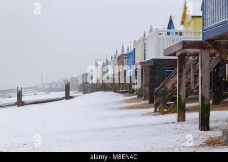 Essex, UK, 17. März 2018. Starker Schneefall am frühen Samstagmorgen begann zu Decke im Süden von Essex in der Nähe von Southend-on-Sea. Die schweren Schnee bedeckt den Strand und Hütten im Thorpe Bay und wenige Leute riskieren. Credit: Timothy Smith/Alamy leben Nachrichten Stockfoto