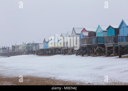 Essex, UK, 17. März 2018. Starker Schneefall am frühen Samstagmorgen begann zu Decke im Süden von Essex in der Nähe von Southend-on-Sea. Die schweren Schnee bedeckt den Strand und Hütten im Thorpe Bay und wenige Leute riskieren. Credit: Timothy Smith/Alamy leben Nachrichten Stockfoto