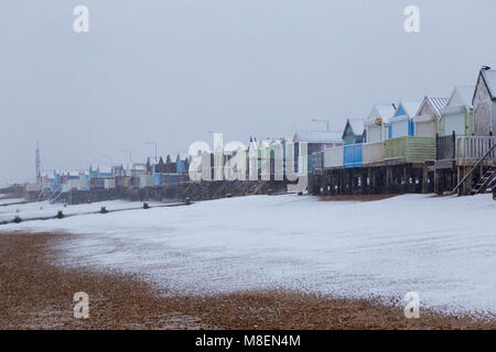 Essex, UK, 17. März 2018. Starker Schneefall am frühen Samstagmorgen begann zu Decke im Süden von Essex in der Nähe von Southend-on-Sea. Die schweren Schnee bedeckt den Strand und Hütten im Thorpe Bay und wenige Leute riskieren. Credit: Timothy Smith/Alamy leben Nachrichten Stockfoto