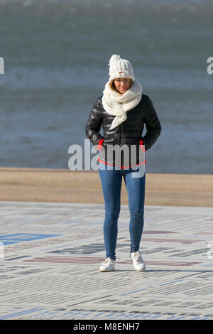 Blackpool Lancashire. Wetter. 17. März, 2018. Wetter. Bitterlich kalte Winde an der Westküste mit Temperaturen bei oder nahe Null, da die 'Knall von der Osten 2' kommt in den Badeort. Kredit; MediaWorldImages/AlamyLiveNews. Stockfoto