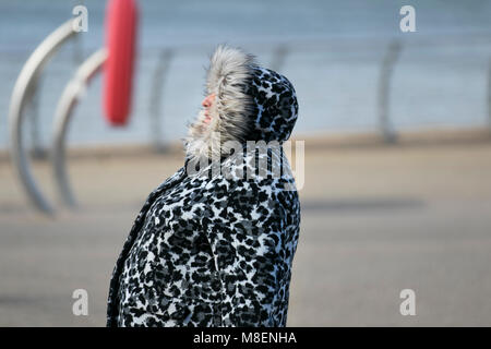 Blackpool Lancashire. Wetter. 17. März, 2018. Wetter. Bitterlich kalte Winde an der Westküste mit Temperaturen bei oder nahe Null, da die 'Knall von der Osten 2' kommt in den Badeort. Kredit; MediaWorldImages/AlamyLiveNews. Stockfoto