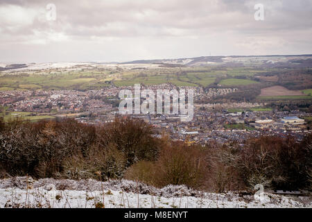 Otley, West Yorkshire, UK. 17. März 2018. Die Bewohner der Stadt Otley in der Nähe von Leeds, sammeln Sie auf einem verschneiten Hügel bei eisigen Temperaturen, die für die Ansammlung von Ostern Kreuz der Stadt. 25 Meile pro Stunde Winde bedroht die jährliche Veranstaltung zu sammelschale jedoch eine Flaute im entscheidenden Augenblick erlaubt die Veranstaltung, um voran zu gehen. Das Bild zeigt die Stadt Otley vom Standort des Kreuzes gesehen. © Ian Wray/Alamy leben Nachrichten Stockfoto