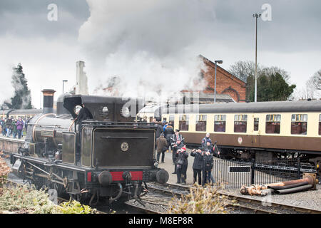 Kidderminster, Großbritannien. 17. März, 2018. Die Severn Valley Railway sportbegeisterten Aufnehmen von Bildern und Reisen auf dem Erbe Bahnstrecke, die läuft von Kidderminster nach Bridgnorth. Frost und winterlichen Schneeschauer nicht Leute abschrecken, schwelgen in ihren trainspotting Leidenschaft für diese herrlichen britischen Dampflokomotiven. Quelle: Lee Hudson/Alamy leben Nachrichten Stockfoto