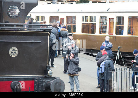 Kidderminster, Großbritannien. 17. März, 2018. Die Severn Valley Railway sportbegeisterten Aufnehmen von Bildern und Reisen auf dem Erbe Bahnstrecke, die läuft von Kidderminster nach Bridgnorth. Frost und winterlichen Schneeschauer nicht Leute abschrecken, schwelgen in ihren trainspotting Leidenschaft für diese herrlichen britischen Dampflokomotiven. Quelle: Lee Hudson/Alamy leben Nachrichten Stockfoto