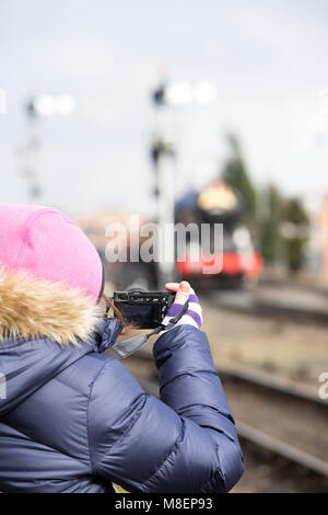 Kidderminster, Großbritannien. 17. März, 2018. Die Severn Valley Railway sportbegeisterten Aufnehmen von Bildern und reisen auf dieses Erbe verlaufende Bahnstrecke zwischen Treffurt & Bridgnorth. Winterliche Bedingungen mit Minustemperaturen und Schnee nicht Passanten haben Abschrecken frönen ihrer Leidenschaft für Großbritanniens Dampfeisenbahn unternehmen. Quelle: Lee Hudson/Alamy leben Nachrichten Stockfoto