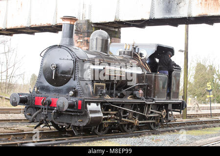 Kidderminster, Großbritannien. 17. März, 2018. Severn Valley Rail sportbegeisterten Aufnehmen von Bildern und Reisen auf dem Erbe Bahnstrecke, die läuft von Kidderminster nach Bridgnorth. Frost und Schnee Duschen nicht Leute abschrecken haben Frönen ihrer Leidenschaft für diese herrlichen britischen Dampflokomotiven. Quelle: Lee Hudson/Alamy leben Nachrichten Stockfoto