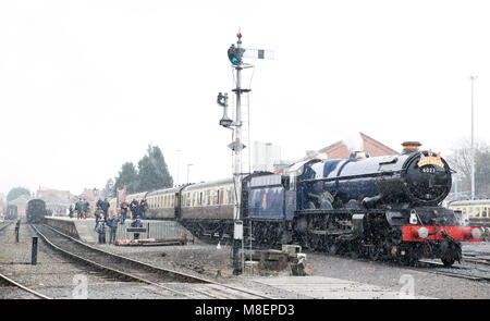 Kidderminster, Großbritannien. 17. März, 2018. Die Severn Valley Railway sportbegeisterten Aufnehmen von Bildern und Reisen auf dem Erbe Bahnstrecke, die läuft von Kidderminster nach Bridgnorth. Minustemperaturen und winterlichen Schnee Duschen haben nicht Eisenbahnfreunde aus der Teilnahme an der Frühjahrstagung Dampf Gala und die Chance, den berühmten König Edward II Dampflokomotive. Quelle: Lee Hudson/Alamy leben Nachrichten Stockfoto