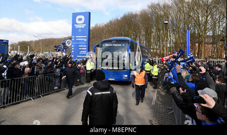 17 März 2018, Deutschland, Hamburg: Fußball Bundesliga, Hamburger SV vs Hertha BSC am Volksparkstadion. Der Hamburger SV team Bus wird von Fans vor dem Stadion begrüßt. Foto: Daniel Reinhardt/dpa - WICHTIGER HINWEIS: Aufgrund der Akkreditierungsbestimmungen der DFL ist Sterben Publikation und Weiterverwertung im Internet und in Online-Medien 5/6 des Spiels in insgesamt fünfzehn Bilder pro Spiel begrenzt. Stockfoto