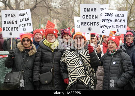 Wien, Österreich. 17. März 2018. Massendemonstration gegen Rassismus und Faschismus in Wien. Die Demonstration richtet sich, wie auch die vorherige Massendemonstration am 13. Januar 2018, gegen die aktuelle Regierung in Österreich. Die Demonstration wird auch vom UN-Tag gegen Rassismus am 21. März, einem Gedenktag am 21. März 1960, geprägt sein, an dem 69 Demonstranten von der Polizei während Demos gegen das Apartheid-Regime in Südafrika erschossen wurden. Der Hauptveranstalter ist die „Plattform für die Asylpolitik“. Das Bild zeigt „Grannies Against the Right“. Kredit: Franz Perc/Alamy Livve News Stockfoto