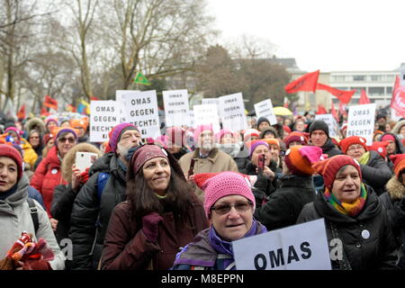 Wien, Österreich. 17. März 2018. Massendemonstration gegen Rassismus und Faschismus in Wien. Die Demonstration richtet sich, wie auch die vorherige Massendemonstration am 13. Januar 2018, gegen die aktuelle Regierung in Österreich. Die Demonstration wird auch vom UN-Tag gegen Rassismus am 21. März, einem Gedenktag am 21. März 1960, geprägt sein, an dem 69 Demonstranten von der Polizei während Demos gegen das Apartheid-Regime in Südafrika erschossen wurden. Der Hauptveranstalter ist die „Plattform für die Asylpolitik“. Das Bild zeigt „Grannies Against the Right“. Kredit: Franz Perc/Alamy Livve News Stockfoto