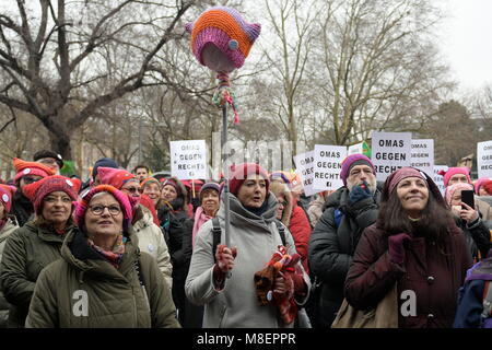 Wien, Österreich. 17. März 2018. Massendemonstration gegen Rassismus und Faschismus in Wien. Die Demonstration richtet sich, wie auch die vorherige Massendemonstration am 13. Januar 2018, gegen die aktuelle Regierung in Österreich. Die Demonstration wird auch vom UN-Tag gegen Rassismus am 21. März, einem Gedenktag am 21. März 1960, geprägt sein, an dem 69 Demonstranten von der Polizei während Demos gegen das Apartheid-Regime in Südafrika erschossen wurden. Der Hauptveranstalter ist die „Plattform für die Asylpolitik“. Das Bild zeigt „Grannies Against the Right“. Kredit: Franz Perc/Alamy Livve News Stockfoto