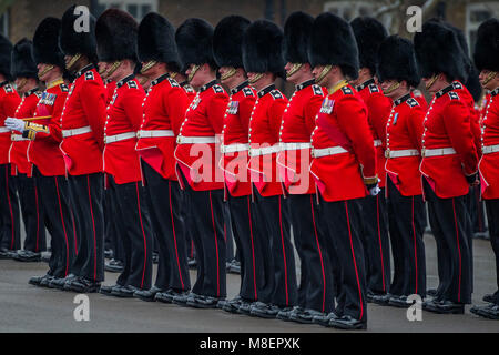 London, UK, 17. März 2018. Gardisten in allen Formen und Größen - der Herzog von Cambridge, Oberst der Irischen Schutzvorrichtungen, die von der Herzogin von Cambridge begleitet, besuchte die 1.BATAILLON Irish Guards an der St. Patrick's Day Parade. Credit: Guy Bell/Alamy leben Nachrichten Stockfoto