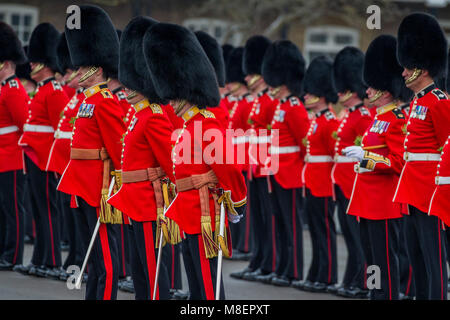 London, UK, 17. März 2018. Der Herzog von Cambridge, Oberst der Irischen Schutzvorrichtungen, die von der Herzogin von Cambridge begleitet, besuchte die 1.BATAILLON Irish Guards an der St. Patrick's Day Parade. Credit: Guy Bell/Alamy leben Nachrichten Stockfoto