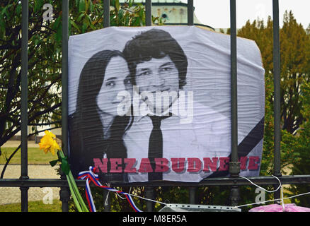 Bratislava, Slowakei. 16. März 2018. Ein trauriger Blick in die Memo Foto der ermordeten Journalistin Jan Kuciak und Martina Kusnirova mit der Aufschrift "Wir werden nicht vergessen" vor dem Gebäude der Regierung der Slowakischen Republik in Bratislava. Credit: lazuri/Alamy Leben Nachrichten. Stockfoto