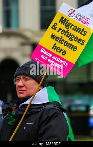 Glasgow, UK, 17. März 2018. Mehrere tausend Menschen, einschließlich der lokalen und nationalen Politikern zusammen mit prominenten pro-Gleichberechtigung Anwälte nahmen an der Marsch durch das Stadtzentrum von Glasgow zur Unterstützung der 'Stand Bis zu Rassismus" Kampagne. Stockfoto