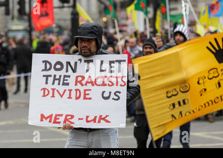 London, UK, 17. März 2018. Tausende Demonstranten aus einer Vielzahl von Organisationen und kulturellen Hintergründen Rallye durch das Zentrum von London in Portland Place Downing Street in Westminster, gegen Rassismus zu demonstrieren und Herausforderung der Aufstieg der extremen Rechten. Stockfoto