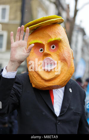 London, UK, 17. März 2018. Tausende Demonstranten aus einer Vielzahl von Organisationen und kulturellen Hintergründen Rallye durch das Zentrum von London in Portland Place Downing Street in Westminster, gegen Rassismus zu demonstrieren und Herausforderung der Aufstieg der extremen Rechten. Stockfoto