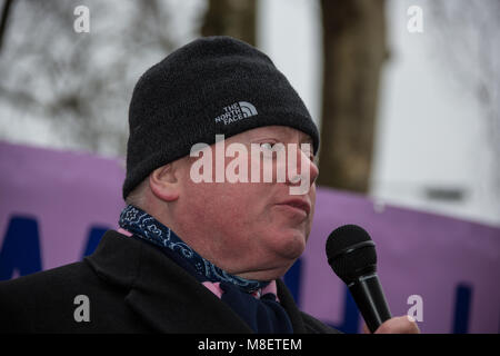 London, Großbritannien. 17. März 2018. Die Befürworter der Nicht-League Football Club, Dulwich Hamlet sammelte und marschierte der Verein aus der Vertreibung aus ihren Champion Hill home zu speichern durch Bauträger Wiese Wohn. David Rowe/Alamy Leben Nachrichten. Stockfoto