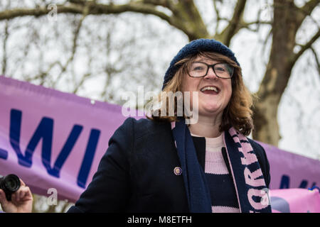 London, Großbritannien. 17. März 2018. Die Befürworter der Nicht-League Football Club, Dulwich Hamlet sammelte und marschierte der Verein aus der Vertreibung aus ihren Champion Hill home zu speichern durch Bauträger Wiese Wohn. David Rowe/Alamy Leben Nachrichten. Stockfoto