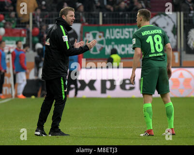 17 März 2018, Deutschland, Augsburg. Fußball-Bundesliga, FC Augsburg vs Werder Bremen an der WWK-Arena. Bremen Trainer Florian Kohlfeldt (l) gibt Anweisungen an Niklas Moisander. Foto: Stefan Puchner/dpa - WICHTIGER HINWEIS: Aufgrund der Akkreditierungsbestimmungen der DFL ist Sterben Publikation und Weiterverwertung im Internet und in Online-Medien 5/6 des Spiels in insgesamt fünfzehn Bilder pro Spiel begrenzt. Stockfoto