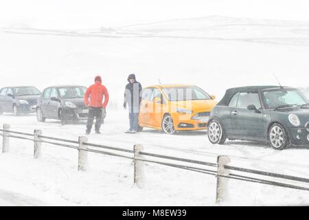 66, UK, 17. März 2018. A66 Eastbound - 17. März 2018: uk Wetter - Autofahrer auf der A66 Richtung Osten Trunk Road gestrandet nach einem sich Lkw bei starkem Schneefall und Frost lange Staus Credit: Kay Roxby/Alamy Leben Nachrichten verursacht Stockfoto