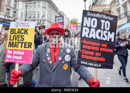 London, Großbritannien. 17. März 2018. Menschen nehmen an einem 'March gegen Rassismus", wandern aus Portland Place Downing Street, der zu einer vereinigten Bewegung für alle gegen alle Formen von Rassismus. Credit: Stephen Chung/Alamy leben Nachrichten Stockfoto