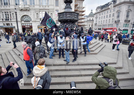 London, Großbritannien. 17. März 2018. Antifaschisten am Piccadilly Circus. Menschen nehmen an einem 'March gegen Rassismus", wandern aus Portland Place Downing Street, der zu einer vereinigten Bewegung für alle gegen alle Formen von Rassismus. Credit: Stephen Chung/Alamy leben Nachrichten Stockfoto