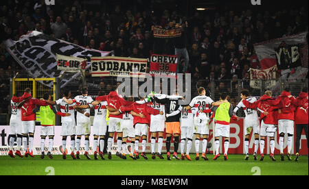 16 März 2018, Deutschland, Freiburg, Fußball-Bundesliga, SC Freiburg vs VfB Stuttgart am Schwarzwald-Stadion. Das Stuttgarter Team feiert ihren Gewinn mit den Fans. Foto: Patrick Seeger/dpa - WICHTIGER HINWEIS: Aufgrund der Akkreditierungsbestimmungen der DFL ist Sterben Publikation und Weiterverwertung im Internet und in Online-Medien 5/6 des Spiels in insgesamt fünfzehn Bilder pro Spiel begrenzt. Stockfoto