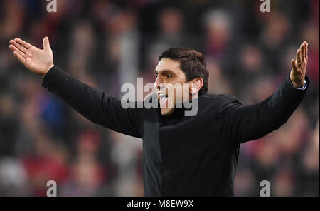 16 März 2018, Deutschland, Freiburg, Fußball-Bundesliga, SC Freiburg vs VfB Stuttgart am Schwarzwald-Stadion. Stuttgart Trainer Tayfun Korkut Gesten. Foto: Patrick Seeger/dpa - WICHTIGER HINWEIS: Aufgrund der Akkreditierungsbestimmungen der DFL ist Sterben Publikation und Weiterverwertung im Internet und in Online-Medien 5/6 des Spiels in insgesamt fünfzehn Bilder pro Spiel begrenzt. Stockfoto