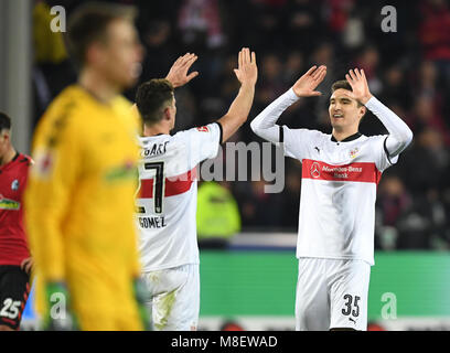 16 März 2018, Deutschland, Freiburg, Fußball-Bundesliga, SC Freiburg vs VfB Stuttgart am Schwarzwald-Stadion. Mario Gomez (l) und Marcin Kaminski (r) von Stuttgart feiern den Sieg. Foto: Patrick Seeger/dpa - WICHTIGER HINWEIS: Aufgrund der Akkreditierungsbestimmungen der DFL ist Sterben Publikation und Weiterverwertung im Internet und in Online-Medien 5/6 des Spiels in insgesamt fünfzehn Bilder pro Spiel begrenzt. Stockfoto