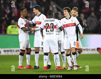 16 März 2018, Deutschland, Freiburg, Fußball-Bundesliga, SC Freiburg vs VfB Stuttgart am Schwarzwald-Stadion. Stuttgart Spieler feiern den Sieg. Foto: Patrick Seeger/dpa - WICHTIGER HINWEIS: Aufgrund der Akkreditierungsbestimmungen der DFL ist Sterben Publikation und Weiterverwertung im Internet und in Online-Medien 5/6 des Spiels in insgesamt fünfzehn Bilder pro Spiel begrenzt. Stockfoto