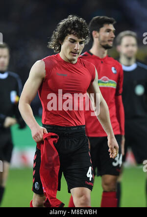 16 März 2018, Deutschland, Freiburg, Fußball-Bundesliga, SC Freiburg vs VfB Stuttgart am Schwarzwald-Stadion. Caglar Soyuncu von Freiburg nach dem Schlusspfiff. Foto: Patrick Seeger/dpa - WICHTIGER HINWEIS: Aufgrund der Akkreditierungsbestimmungen der DFL ist Sterben Publikation und Weiterverwertung im Internet und in Online-Medien 5/6 des Spiels in insgesamt fünfzehn Bilder pro Spiel begrenzt. Stockfoto