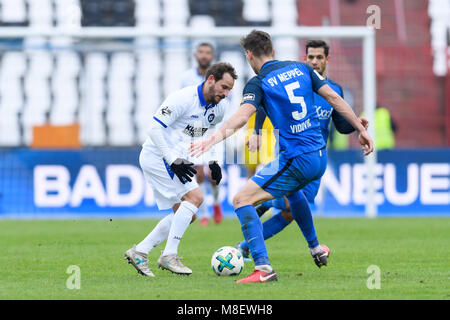 Karlsruhe, Deutschland. 17 Mär, 2018. Anton Fink (KSC) im Duell mit Jovan Vidovic (SV Meppen). GES/Fussball/3. Liga: Karlsruher SC - SV Meppen, 17.03.2018 - Fußball 3. Division: Karlsruher SC gegen Meppen, 17. März 2018 -- | Verwendung der weltweiten Kredit: dpa/Alamy leben Nachrichten Stockfoto