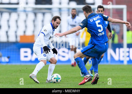 Karlsruhe, Deutschland. 17 Mär, 2018. Anton Fink (KSC) im Duell mit Jovan Vidovic (SV Meppen). GES/Fussball/3. Liga: Karlsruher SC - SV Meppen, 17.03.2018 - Fußball 3. Division: Karlsruher SC gegen Meppen, 17. März 2018 -- | Verwendung der weltweiten Kredit: dpa/Alamy leben Nachrichten Stockfoto