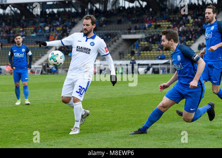 Anton Fink (KSC) im Duell mit Thilo Leugers (SV Meppen). GES/Fussball/3. Liga: Karlsruher SC - SV Meppen, 17.03.2018 - Fußball 3. Division: Karlsruher SC gegen Meppen, 17. März 2018 -- | Verwendung weltweit Stockfoto