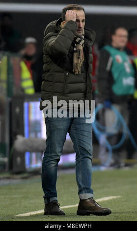 17 März 2018, Deutschland, Augsburg. Fußball-Bundesliga, FC Augsburg vs Werder Bremen an der WWK-Arena. Augsburg Trainer Manuel Baum. Foto: Stefan Puchner/dpa - WICHTIGER HINWEIS: Aufgrund der Akkreditierungsbestimmungen der DFL ist Sterben Publikation und Weiterverwertung im Internet und in Online-Medien 5/6 des Spiels in insgesamt fünfzehn Bilder pro Spiel begrenzt. Stockfoto