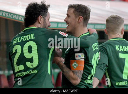 17 März 2018, Deutschland, Augsburg. Fußball-Bundesliga, FC Augsburg vs Werder Bremen an der WWK-Arena. Ishak Belfodil (l) und Max Kruse (c) der Bremen feiern. Foto: Stefan Puchner/dpa - WICHTIGER HINWEIS: Aufgrund der Akkreditierungsbestimmungen der DFL ist Sterben Publikation und Weiterverwertung im Internet und in Online-Medien 5/6 des Spiels in insgesamt fünfzehn Bilder pro Spiel begrenzt. Stockfoto