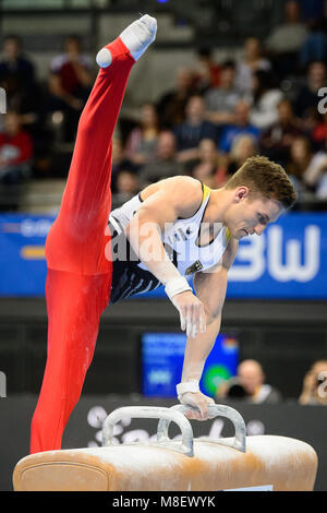 17 März 2018, Deutschland, Stuttgart: Turnen Wm, decicer, multi Herren- Disziplin, in der Porsche-Arena. In Deutschland Andreas Bretschneider in Aktion auf dem Pferd. Foto: Sina Schuldt/dpa Stockfoto