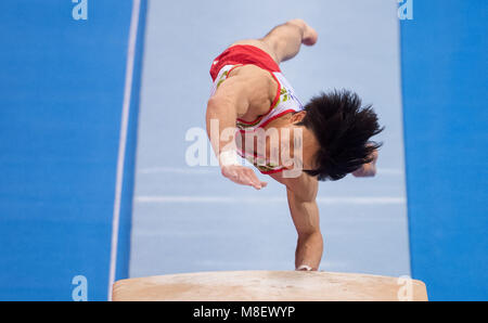 17 März 2018, Deutschland, Stuttgart: Turnen Wm, decicer, multi Herren- Disziplin, in der Porsche-Arena. Japans Yusuke Tanaka in Aktion auf der Wölbung. Foto: Marijan Murat/dpa Stockfoto