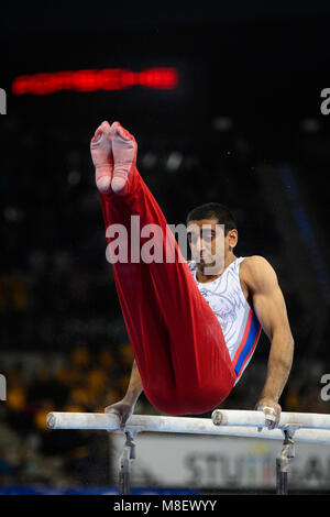 17 März 2018, Deutschland, Stuttgart: Turnen Wm, decicer, multi Herren- Disziplin, in der Porsche-Arena. Akash Modi aus den USA in Aktion auf der Bars. Foto: Sina Schuldt/dpa Stockfoto