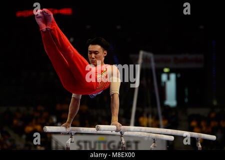 17 März 2018, Deutschland, Stuttgart: Turnen Wm, decicer, multi Herren- Disziplin, in der Porsche-Arena. Chinas Wei Sun in Aktion auf der Bars. Foto: Sina Schuldt/dpa Stockfoto