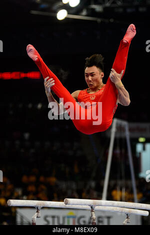 17 März 2018, Deutschland, Stuttgart: Turnen Wm, decicer, multi Herren- Disziplin, in der Porsche-Arena. Chinas Wei Sun in Aktion auf der Bars. Foto: Sina Schuldt/dpa Stockfoto